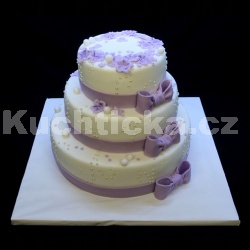 Svatební dort s fialovými kvítky
